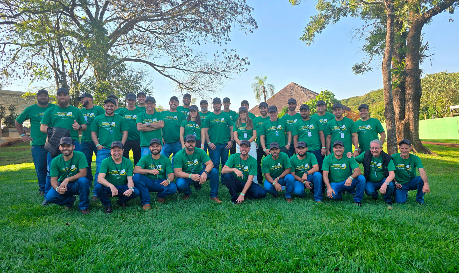 Equipe Fertybio reunida no campo